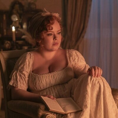 Nicola Coughlan en 3x07 titulado 'De la mano' de 'Los Bridgerton'