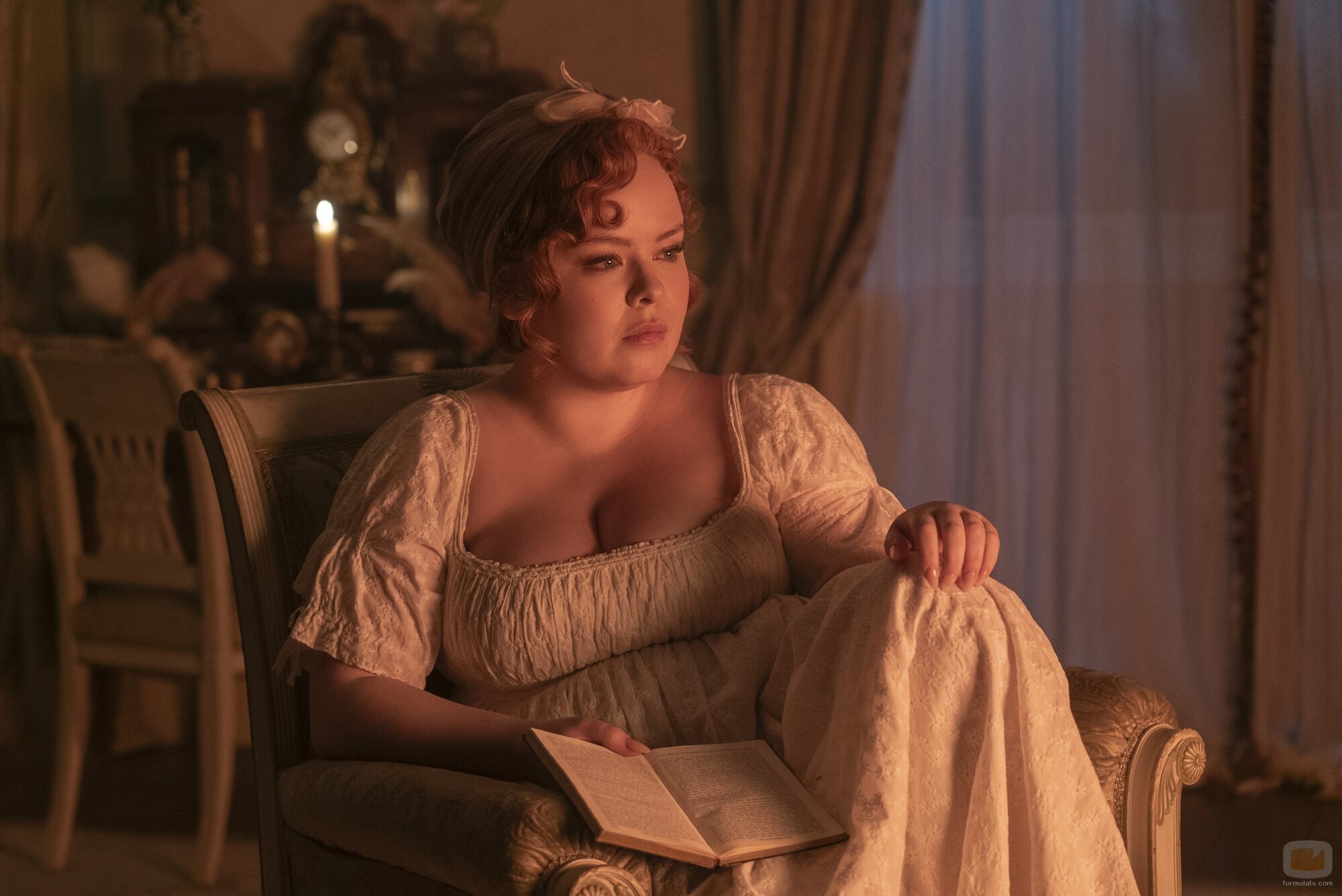 Nicola Coughlan en 3x07 titulado 'De la mano' de 'Los Bridgerton'