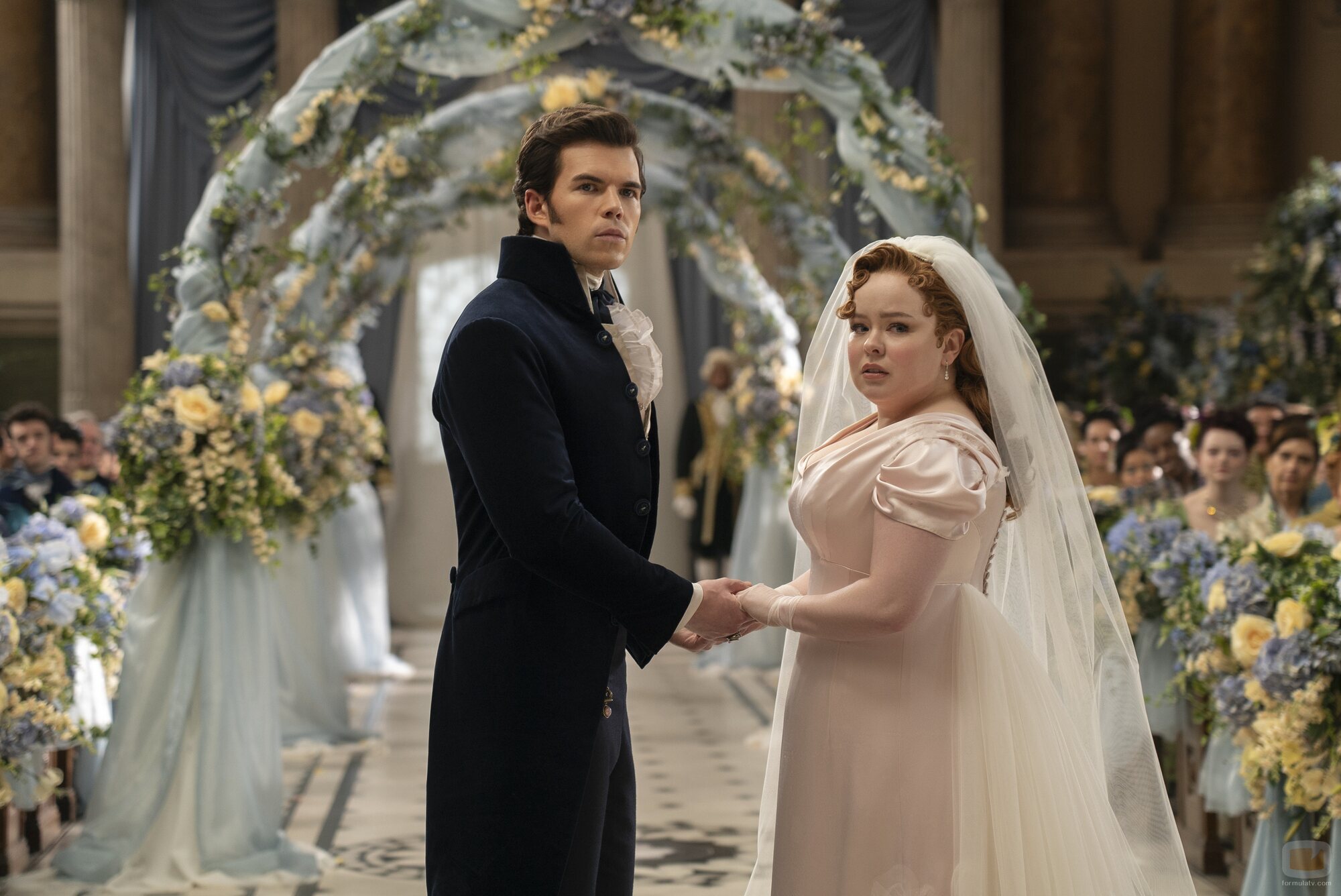 Nicola Coughlan y Luke Newton en el 3x07 de 'Bridgerton'