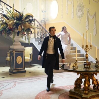 Nicola Coughlan y Luke Newton en la temporada 3 y el capítulo 07 de 'Los Bridgerton'