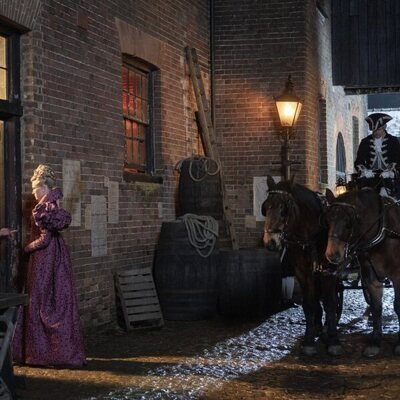 Foto de Jessica Madsen en 3x07 titulado 'De la mano' de 'Los Bridgerton'