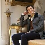 Luke Thompson en Capítulo 7 titulado 'De la mano' de 'Los Bridgerton'