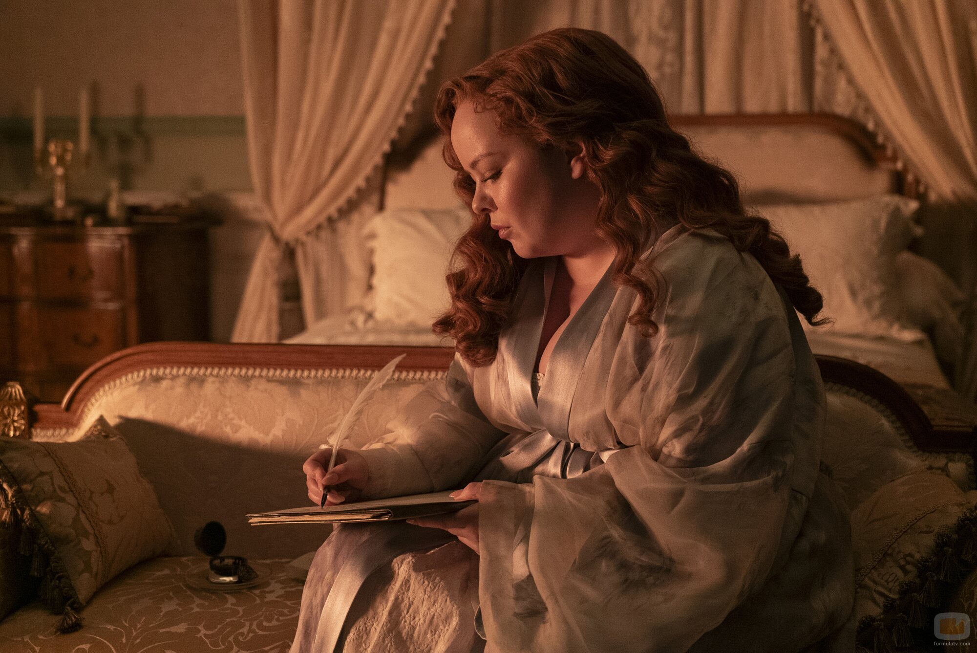 Still de Nicola Coughlan en el 'De la mano' de 'Bridgerton'