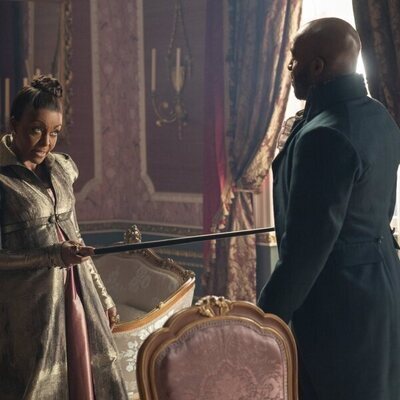 Adjoa Andoh y Daniel Francis en el 3x07 de 'Bridgerton'