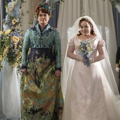 Nicola Coughlan y Polly Walker en la temporada 3 y el capítulo 07 de 'Los Bridgerton'