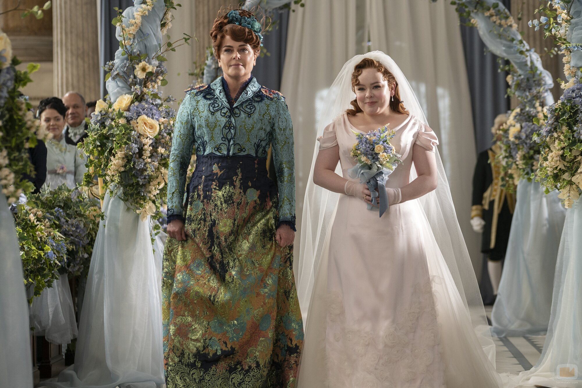 Nicola Coughlan y Polly Walker en la temporada 3 y el capítulo 07 de 'Los Bridgerton'