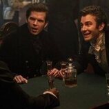 Luke Newton y Luke Thompson en la temporada 3 y el capítulo 07 de 'Los Bridgerton'