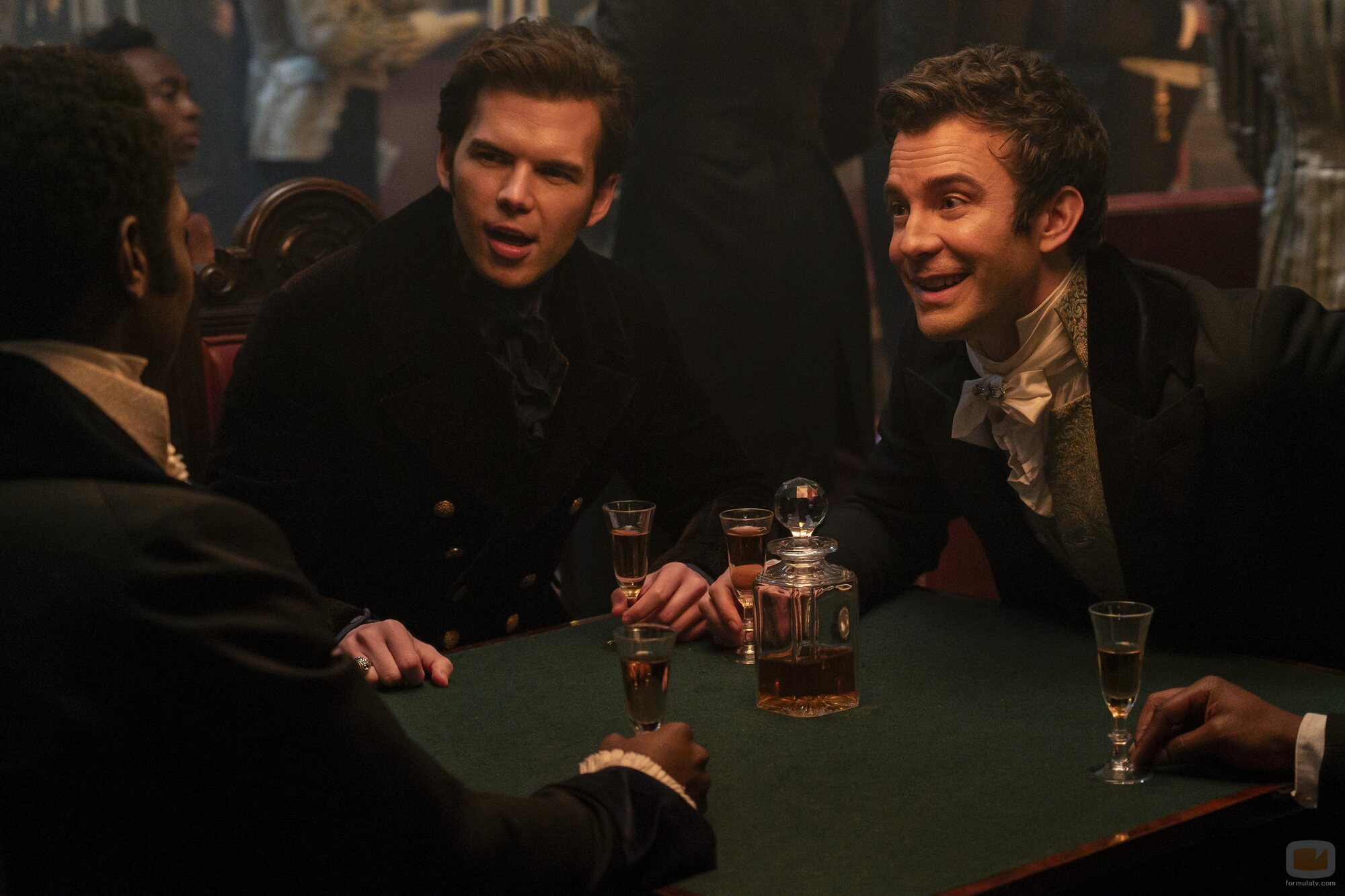 Luke Newton y Luke Thompson en la temporada 3 y el capítulo 07 de 'Los Bridgerton'