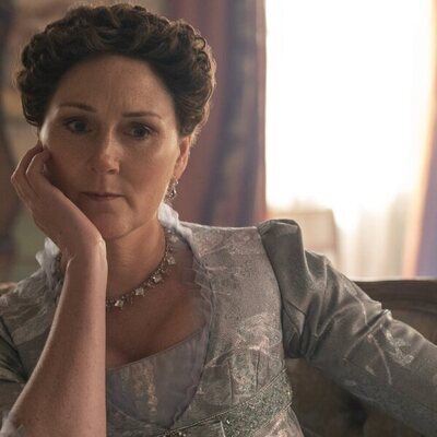 Ruth Gemmell en 'De la mano' de 'Los Bridgerton'