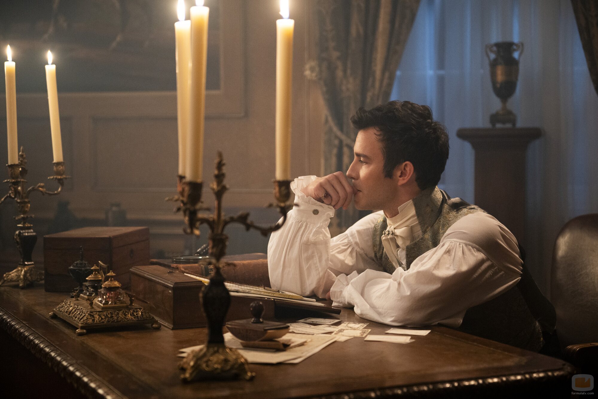 Luke Thompson en 3x07 'De la mano' de 'Los Bridgerton'