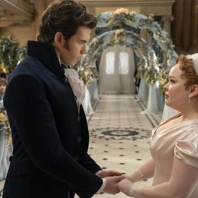 Nicola Coughlan y Luke Newton en Capítulo 7 titulado 'De la mano' de 'Los Bridgerton'