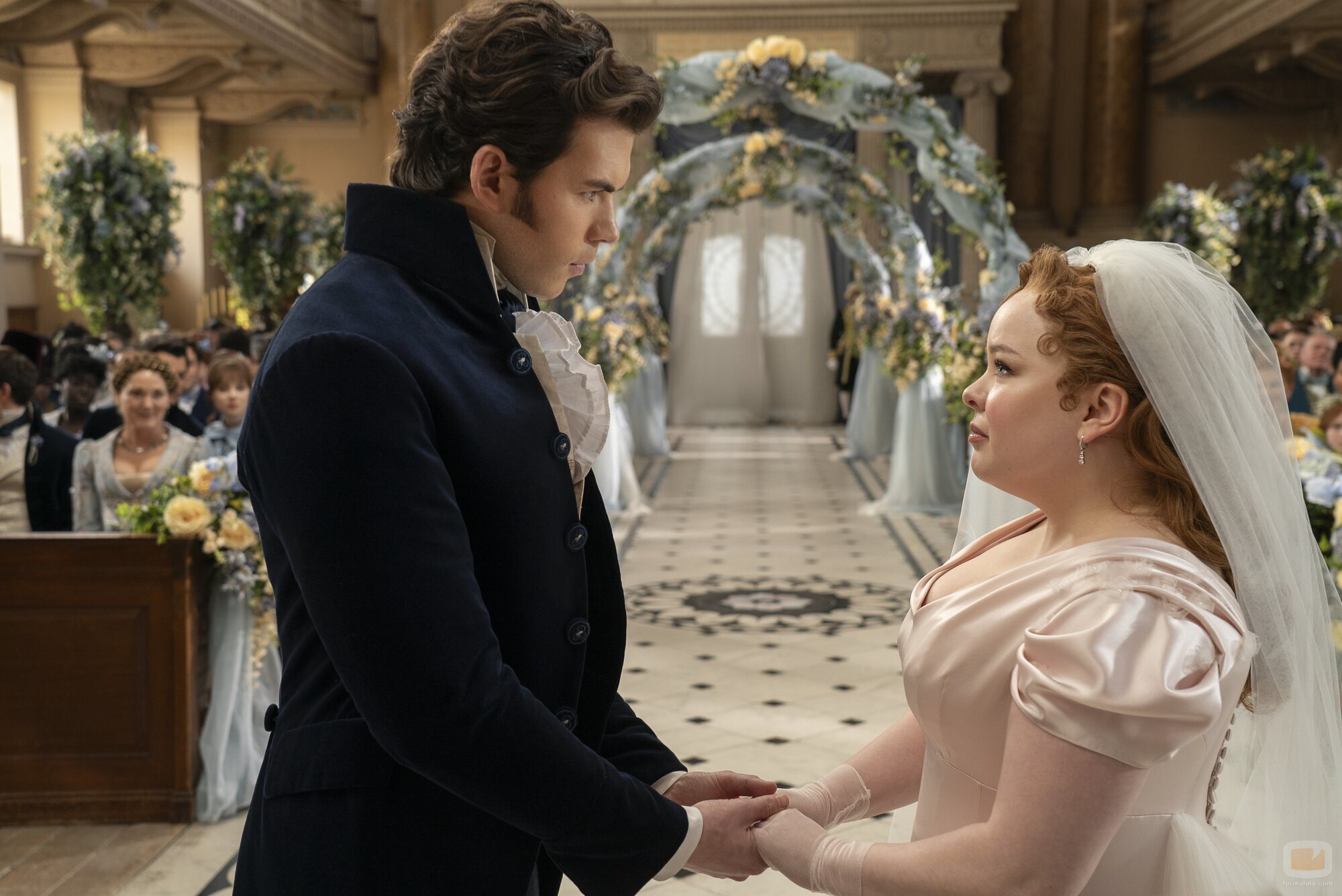 Nicola Coughlan y Luke Newton en Capítulo 7 titulado 'De la mano' de 'Los Bridgerton'