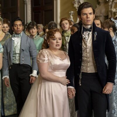 Foto de Nicola Coughlan y Luke Newton en Capítulo 7 titulado 'De la mano' de 'Los Bridgerton'