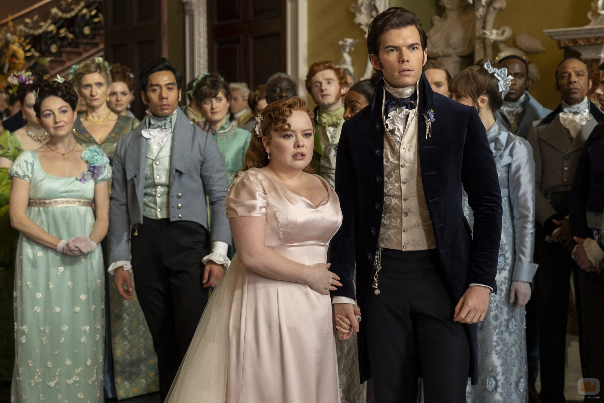 Foto de Nicola Coughlan y Luke Newton en Capítulo 7 titulado 'De la mano' de 'Los Bridgerton'