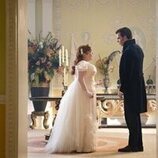 Foto de Nicola Coughlan y Luke Newton en la temporada 3 y el capítulo 07 de 'Los Bridgerton'
