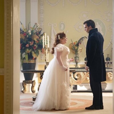 Foto de Nicola Coughlan y Luke Newton en la temporada 3 y el capítulo 07 de 'Los Bridgerton'