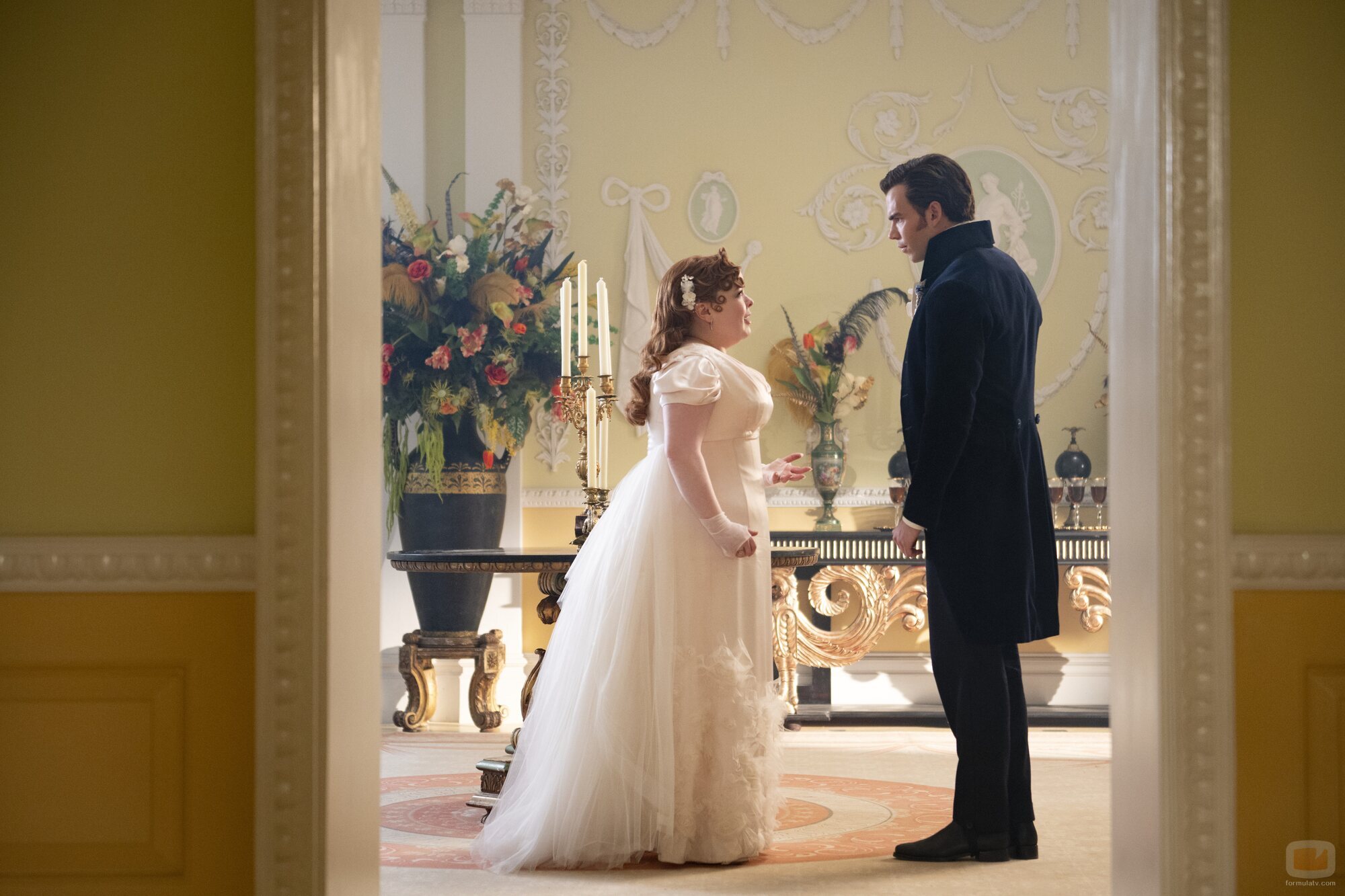 Foto de Nicola Coughlan y Luke Newton en la temporada 3 y el capítulo 07 de 'Los Bridgerton'