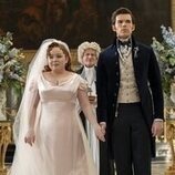 Imagen de Nicola Coughlan y Luke Newton en la temporada 3 y el capítulo 07 de 'Los Bridgerton'