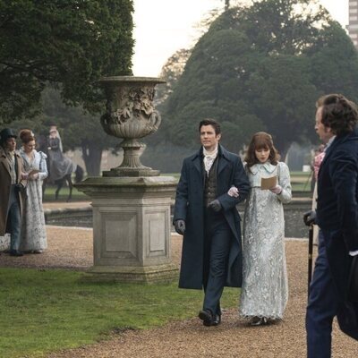 Claudia Jessie y Luke Thompson en Capítulo 7 titulado 'De la mano' de 'Los Bridgerton'