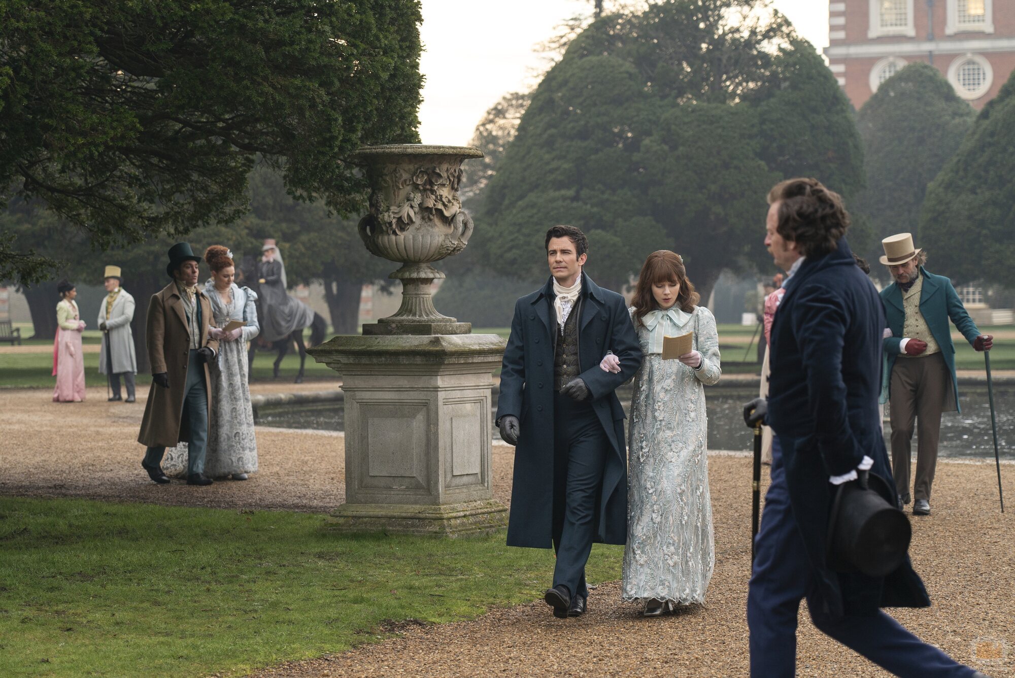 Claudia Jessie y Luke Thompson en Capítulo 7 titulado 'De la mano' de 'Los Bridgerton'