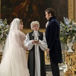 Nicola Coughlan y Luke Newton en 3x07 'De la mano' de 'Los Bridgerton'