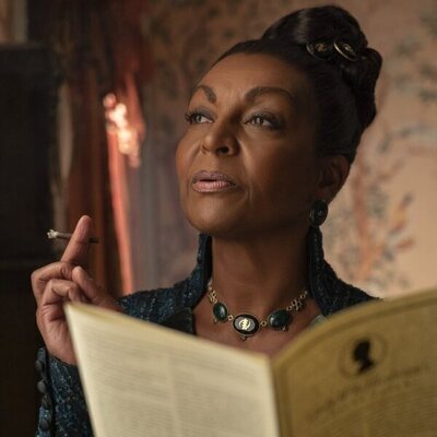 Adjoa Andoh en el 3x07 de 'Los Bridgerton'