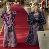 Joanna Bobin y Jessica Madsen en la temporada 3 y el capítulo 07 de 'Los Bridgerton'