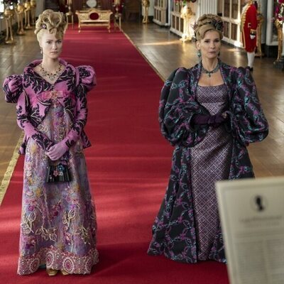Joanna Bobin y Jessica Madsen en la temporada 3 y el capítulo 07 de 'Los Bridgerton'