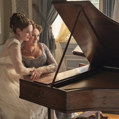 Ruth Gemmell y Hannah Dodd en Capítulo 8 titulado 'A las claras' de 'Los Bridgerton'