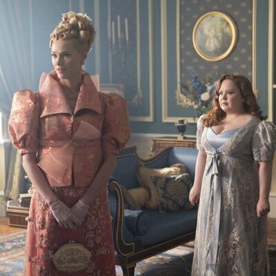 Nicola Coughlan y Jessica Madsen en 3x08 'A las claras' de 'Los Bridgerton'