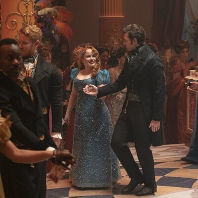Nicola Coughlan y Luke Newton en el 3x08 de 'Bridgerton'