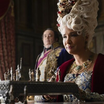 Golda Rosheuvel y Hugh Sachs en 3x08 titulado 'A las claras' de 'Los Bridgerton'