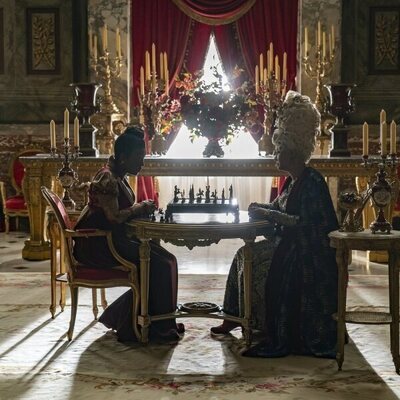 Golda Rosheuvel y Adjoa Andoh en 3x08 'A las claras' de 'Los Bridgerton'