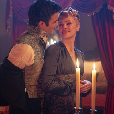 Hannah New y Luke Thompson en la temporada 3 y el capítulo 08 de 'Los Bridgerton'
