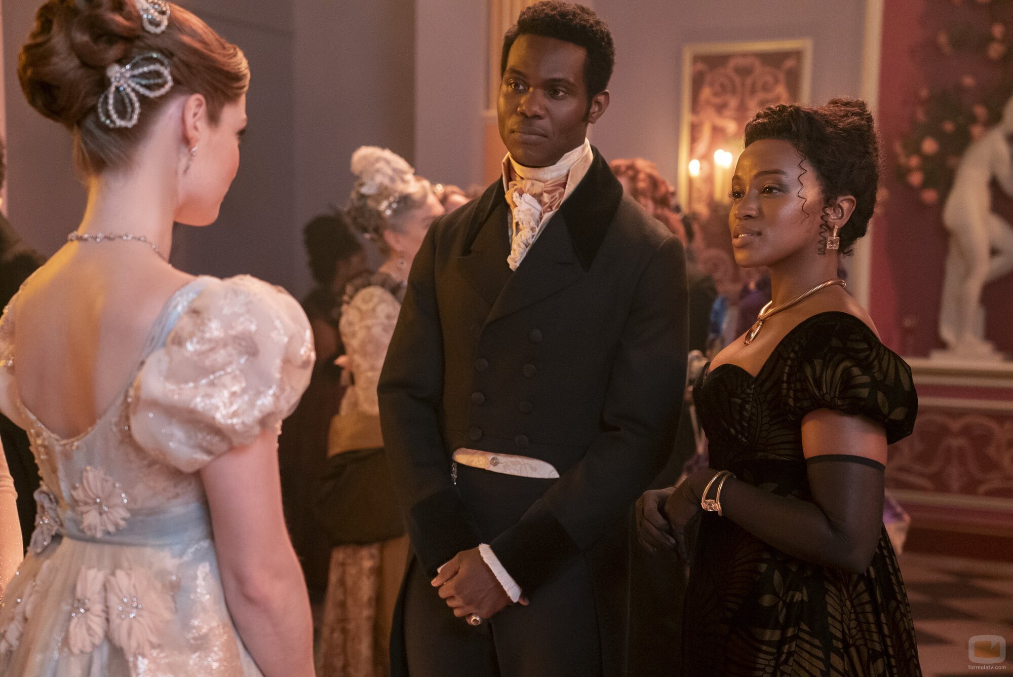 Hannah Dodd y Victor Alli en 3x08 titulado 'A las claras' de 'Los Bridgerton'