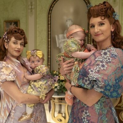 Bessie Carter y Harriet Cains en 'A las claras' de 'Los Bridgerton'