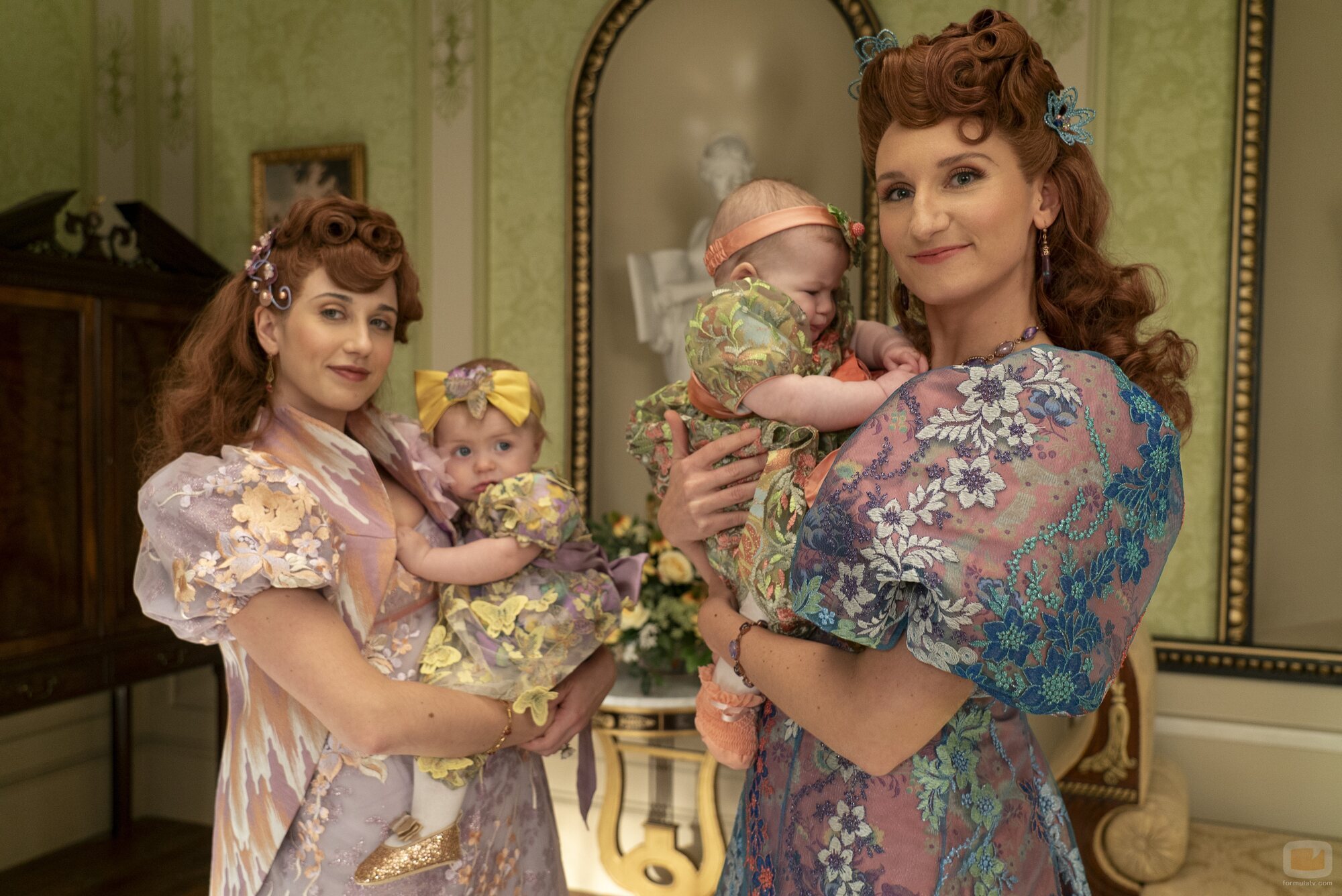 Bessie Carter y Harriet Cains en 'A las claras' de 'Los Bridgerton'