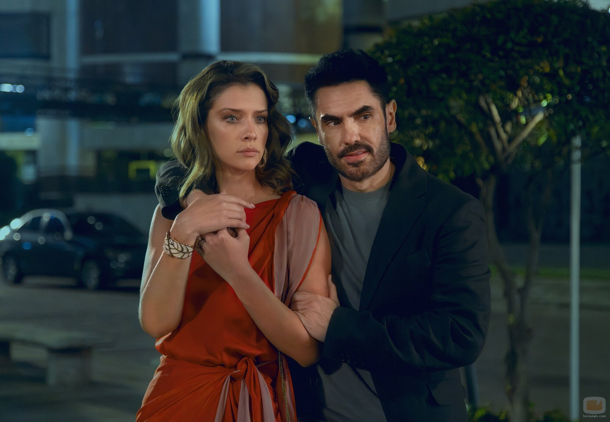 Carolina Miranda y Lincoln Palomeque en 'La chica que sabía demasiado' de 'Perfil Falso'