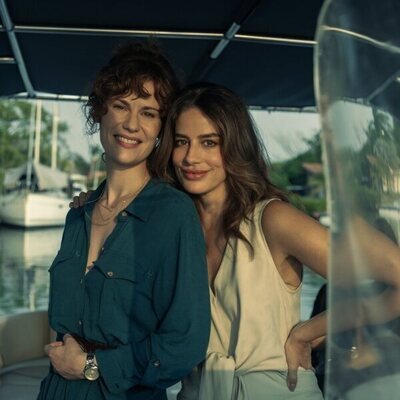 Lidia San José y Manuela González en el 'Ella/Él sabe que estás sola' de 'Fake Profile'