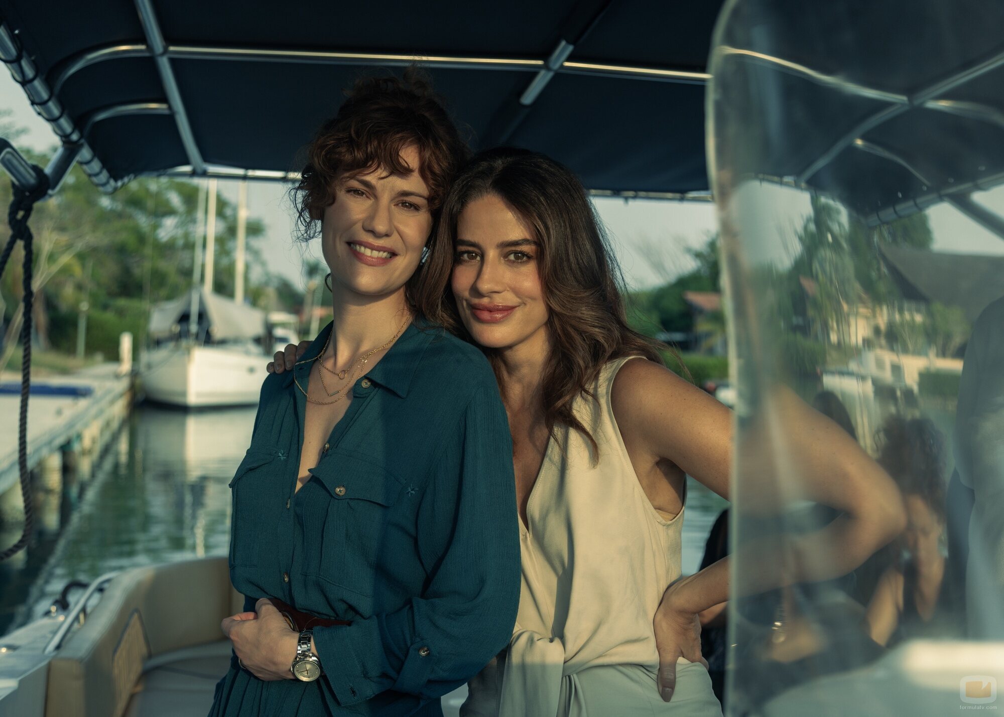 Lidia San José y Manuela González en el 'Ella/Él sabe que estás sola' de 'Fake Profile'