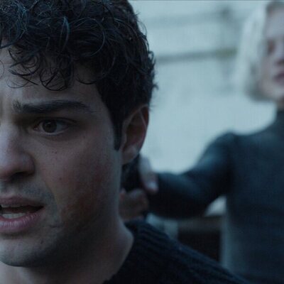 Noah Centineo y Maddie Hasson en 2x01 'N.E.U.H.E.A.' de 'El nuevo empleado'