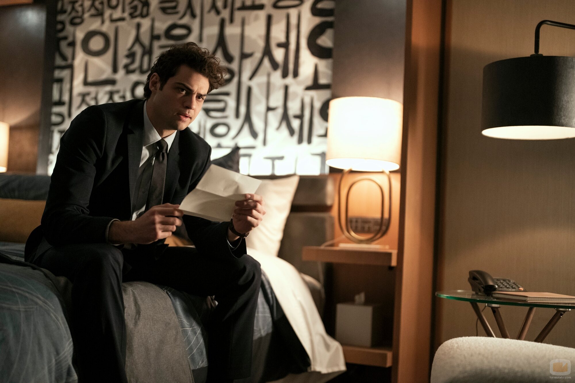 Noah Centineo en 2x01 titulado 'N.E.U.H.E.A.' de 'El nuevo empleado'