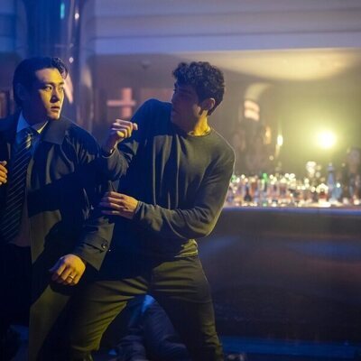 Noah Centineo y Teo Yoo en el 2x01 de 'The Recruit'