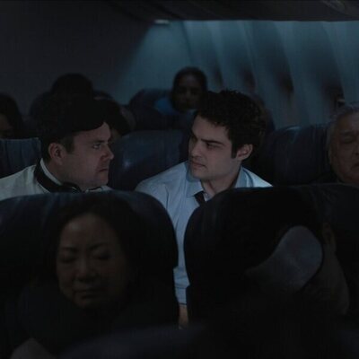 Kristian Bruun y Noah Centineo en la temporada 2 y el capítulo 01 de 'El nuevo empleado'