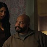 Aarti Mann y Colton Dunn en el 2x02 de 'El nuevo empleado'