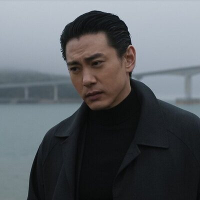 Teo Yoo en el 'S.Q.E.U.C.E.L.P.D.P.' de 'Graymail'