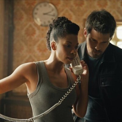Angel Parker y Jesse Collin en el 2x03 de 'El nuevo empleado'