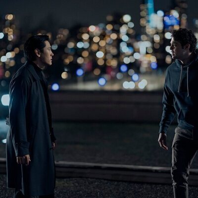 Noah Centineo y Teo Yoo en el 2x03 de 'Graymail'