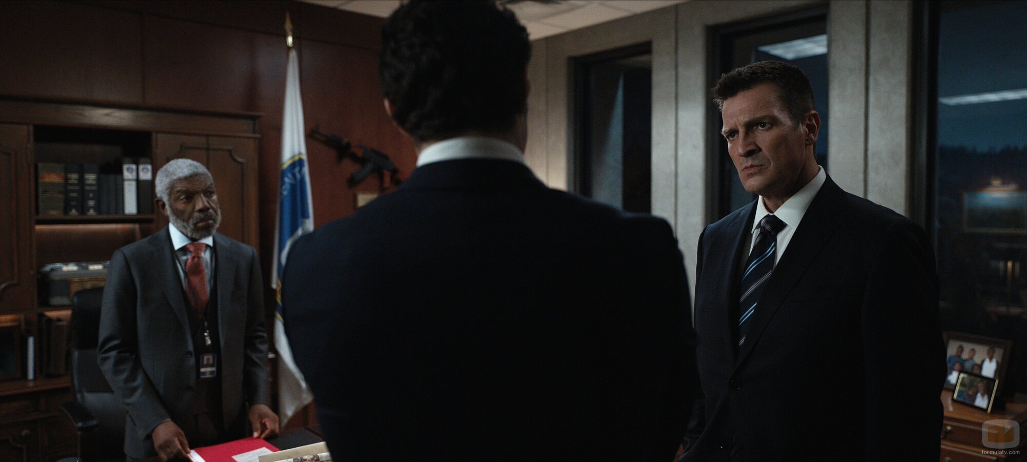 Nathan Fillion y Vondie Curtis-Hall en la temporada 2 y el capítulo 04 de 'El nuevo empleado'