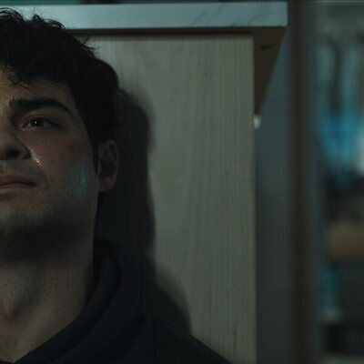 Noah Centineo en 'Y.L.N.T.D.C.C.' de 'El nuevo empleado'